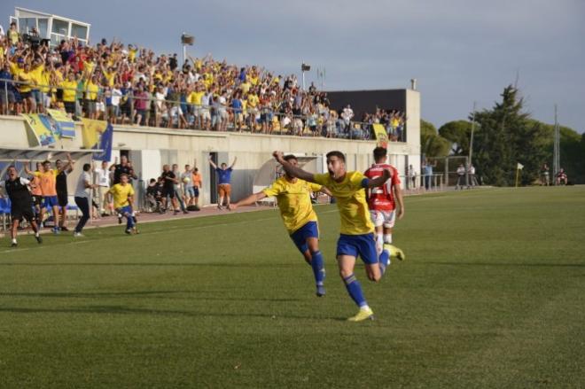 Los jugadores del Cádiz celebran uno de los goles ante el Real Murcia (Foto: CCF).