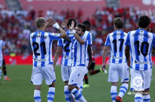 Portu felicita a Martin Odegaard tras su gol en el Mallorca-Real Sociedad (Foto: LaLiga).