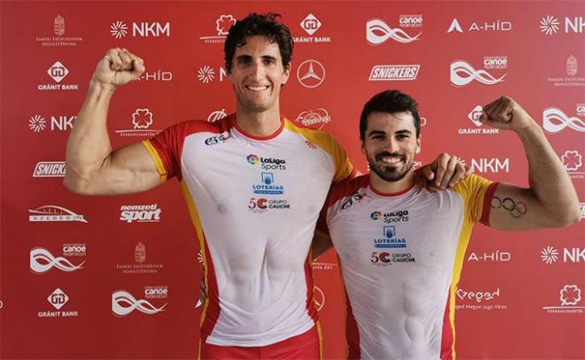 Paco Cubelos e Iñigo Peña posan tras conseguir la medalla (Foto: Instagram).