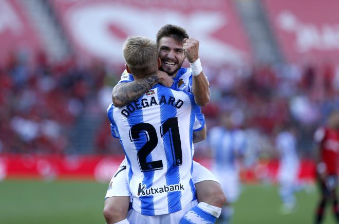 Portu se abraza a Odegaard para celebrar el gol del noruego ante el Mallorca (Foto: LaLiga).