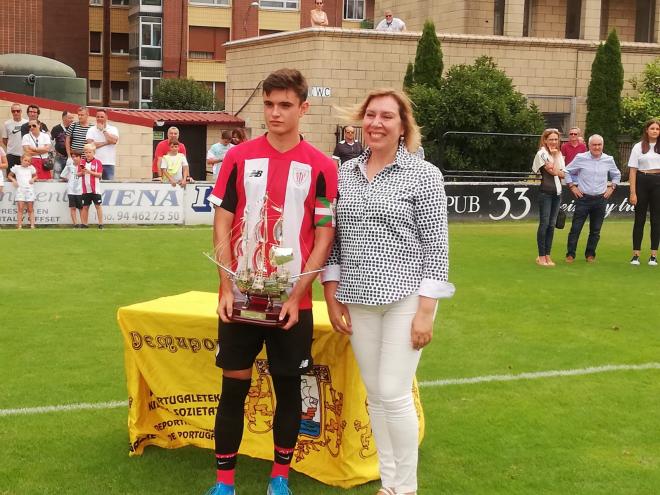 El capitán del juvenil posa con el trofeo de campeón. (Foto: Athletic Club)