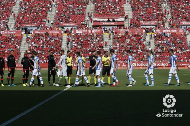 Los jugadores de la Real saludan al trío arbitral antes del partido ante el Mallorca (Foto: LaLiga).