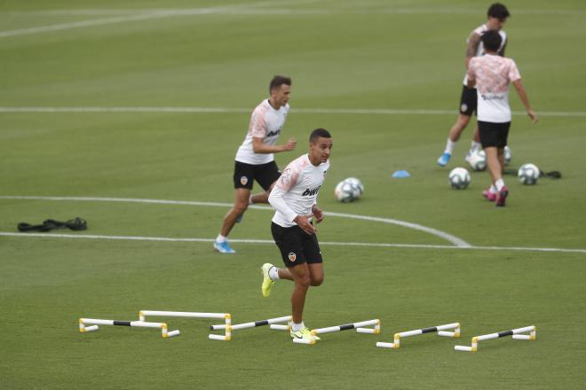 Rodrigo en el entrenamiento del Valencia CF (Foto: David González)