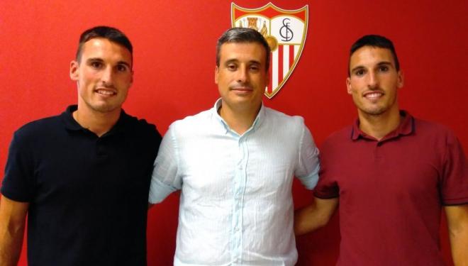 Fede San Emeterio y Borja San Emeterio, con Miguel Ángel Gómez, a su llegada al Sevilla Atlético.