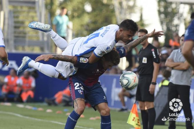Luis Ruiz cae encima de un rival en una pugna por el esférico (Foto: LaLiga).
