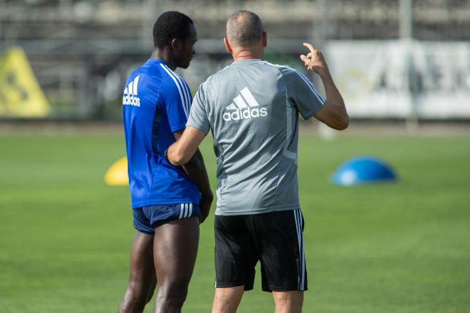 Dwamena y Víctor charlan en un entrenamiento (Foto: Dani Marzo).