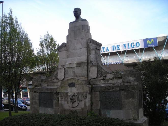 Busto de Manuel de Castro, 'Handicap', en las inmediaciones del estadio de Balaídos.