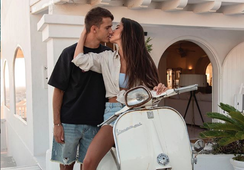 Denis Suárez y su novia Nadia Avilés se dan un beso (Foto: @nadiaavilesgarcia).