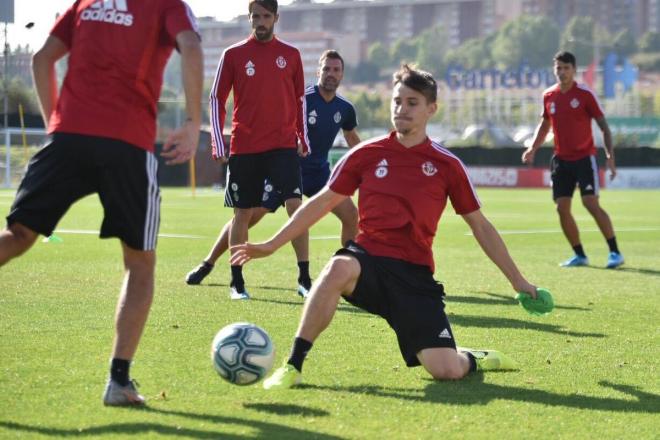 Toni busca el balón en el entrenamiento (Foto: Real Valladolid).
