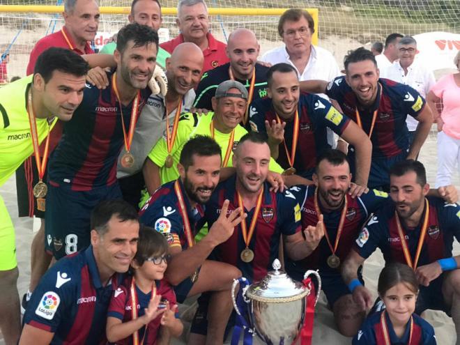 Los jugadores granotas posando con la Supercopa de España. (Foto: Levante UD)