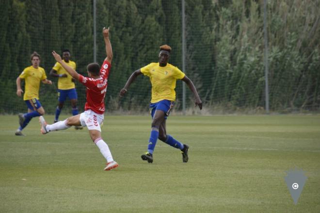 Mamadou Mbaye, Momo, en el partido entre el Cádiz B y el Real Murcia (Foto: CCF).