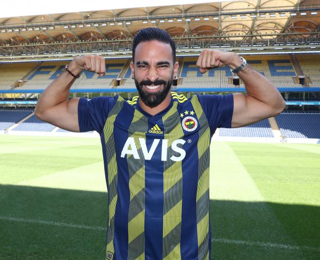Adil Rami, tras firmar su contrato con el Fenerbahçe.