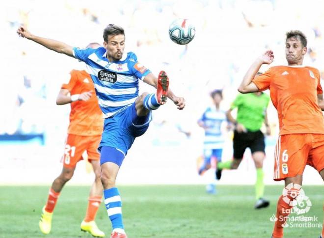 Santos controla el balón en la acción del gol ante Carlos Hernández.