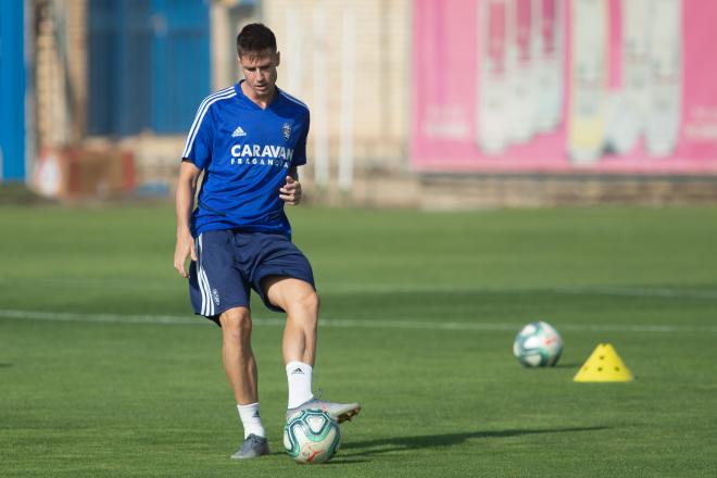 Carlos Vigaray en un entrenamiento del Real Zaragoza (Foto: Daniel Marzo). 