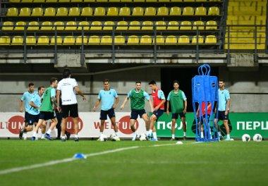 Los jugadores del Espanyol entrenan sobre el césped del estadio del Zorya.