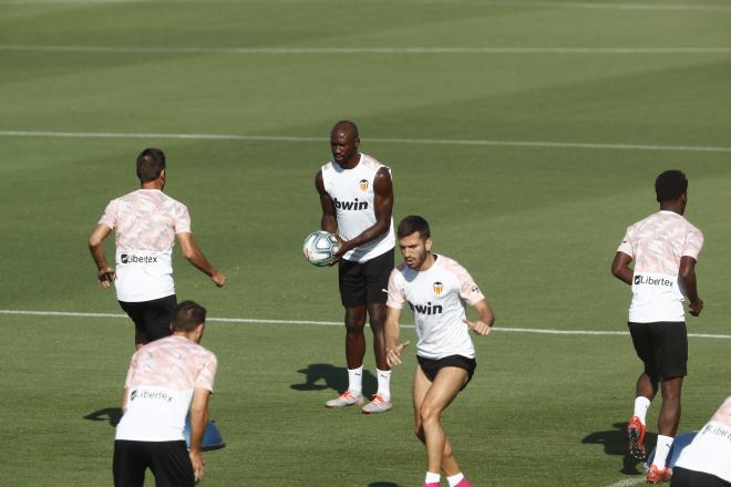 Mangala en el entrenamiento del Valencia CF (Foto: David González)