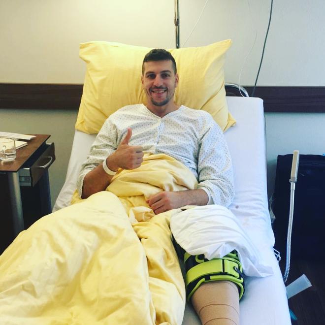 Milosaljevic, tras ser operado de la rodilla.