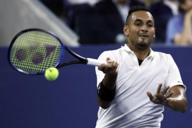 Kyrgios devuelve una pelota a Steve Johnson.