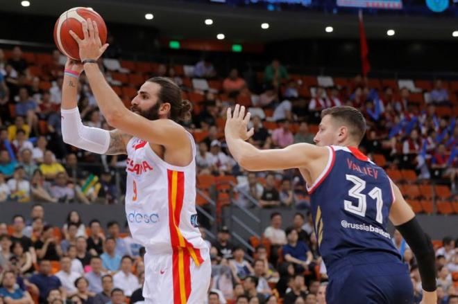 Ricky Rubio tira a canasta ante Evgeny Valiev en un amistoso de la selección de baloncesto.