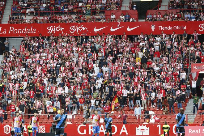 Aficionados del Sporting llenan las gradas de El Molinón durante un partido (Foto: El Desmarque).