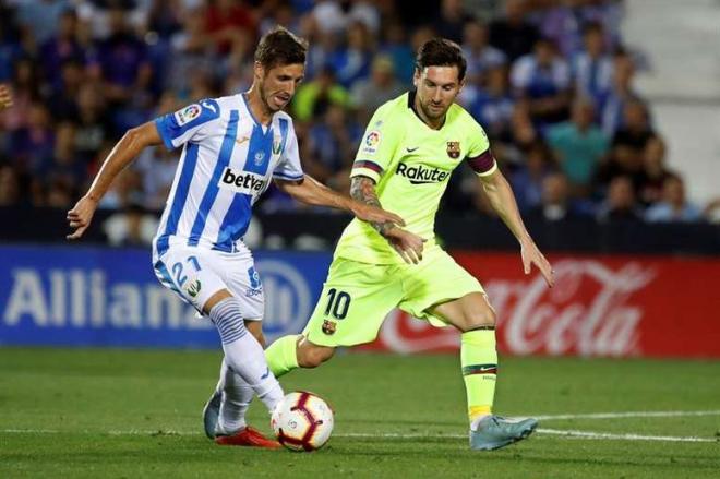 Rubén Pérez con la pelota ante Messi.