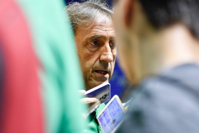 Luis Casimiro, atendiendo a los medios (Foto: UNICAJABFOTOPRESS).