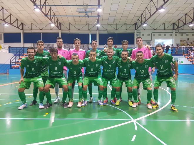 Los jugadores BeSoccer CD UMA Antequera en el amistoso de Coín.