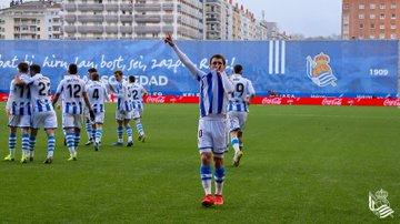 Mikel Oyarzabal se besa el escudo tras marcarle un gol al Athletic (Foto: Real Sociedad).