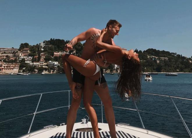 Nicklas Bendtner y su novia Philine Roepstorff, durante sus vacaciones.