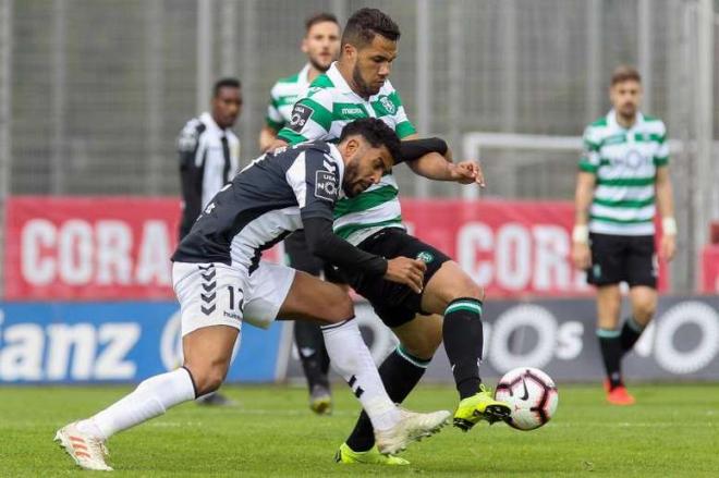 Fernando Tissone puja por hacerse con la pelota.