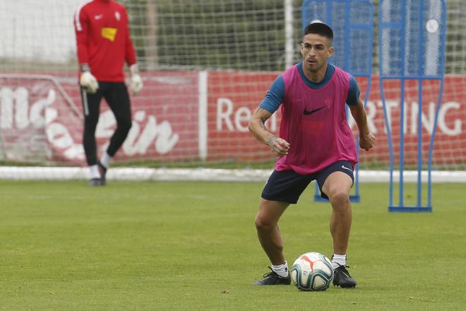Damián Pérez, en un entrenamiento del Sporting (Foto: Luis Manso).
