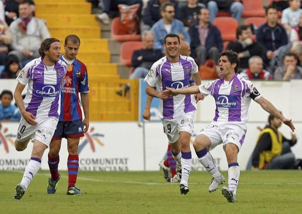 Óscar Sánchez, Jonathan Sesma y Víctor Fernández celebran un gol del Real Valladolid en el Ciudad de Valencia (Foto: EFE).