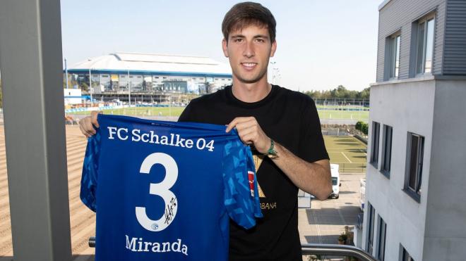 Miranda, jugador del FC Barcelona, posa con la camiseta del Schalke 04.