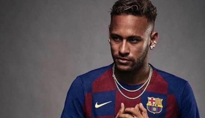 Neymar posando con la camiseta del Barcelona.