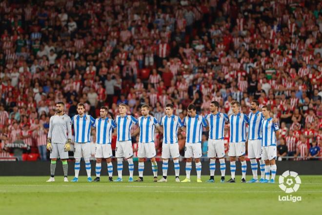 El once de la Real, durante el minuto de silencio previo al derbi vasco (Foto: LaLiga).