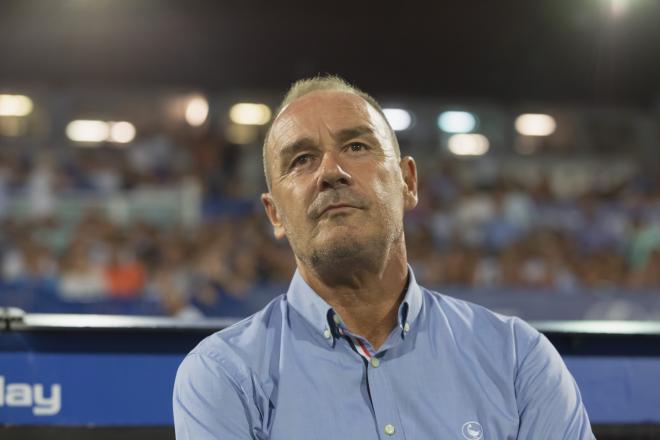 Víctor Fernández al inicio del encuentro ante el Elche (Foto: Dani Marzo).