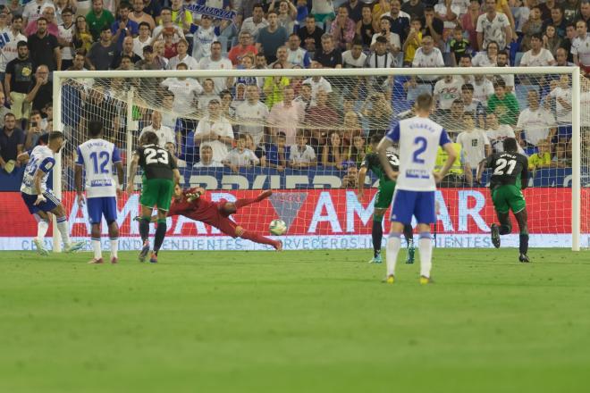 Luis Suárez transformó para el Zaragoza el penalti cometido por Andoni López.