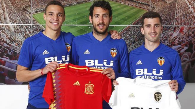 Rodrigo, Parejo y Gayá posan con las camisetas de la selección española y el Valencia (Foto: Valencia CF).
