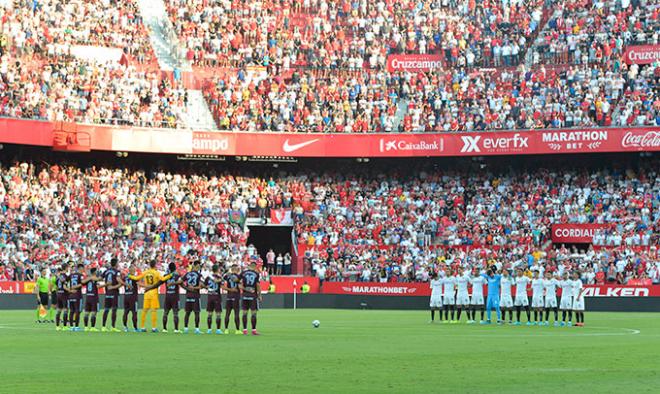 Minuto de silencio en el Sánchez-Pizjuán, estadio del Sevilla (Foto: Kiko Hurtado).