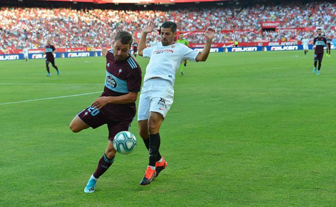 Nolito pugna por un balón con Kevin Vázquez durante el Sevilla-Celta de esta temporada (Foto: Kiko Hurtado).