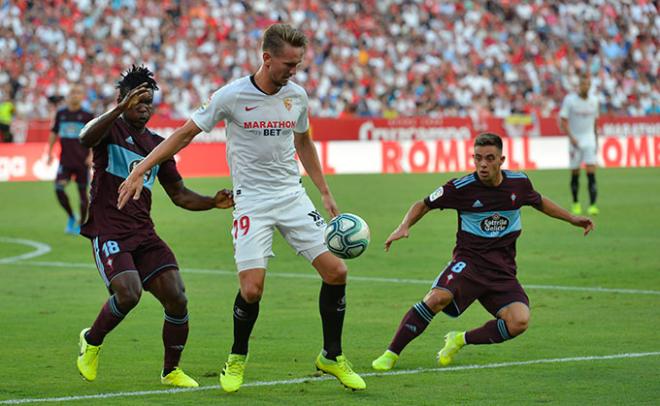 Aidoo y Fran Beltrán presionan a De Jong (Foto: Kiko Hurtado).