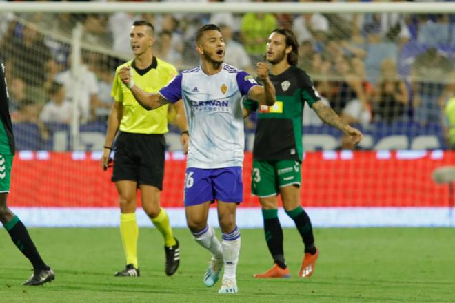 Luis Suárez, delantero del Real Zaragoza, celebra su gol ante el Elche en La Romareda (Foto: Dani Marzo)