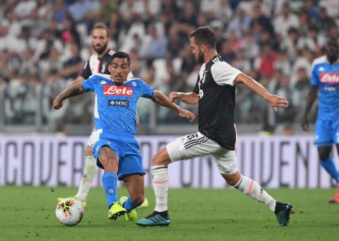 Allan trata de arrebatar un balón a Pjanic en el Juventus-Nápoles.