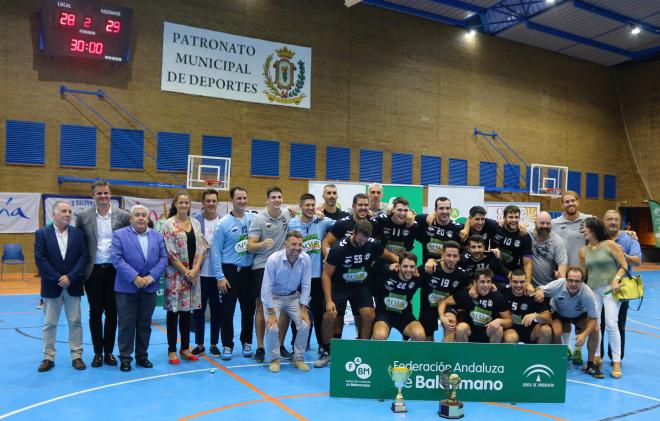 El equipo antequerano, celebrando el título.