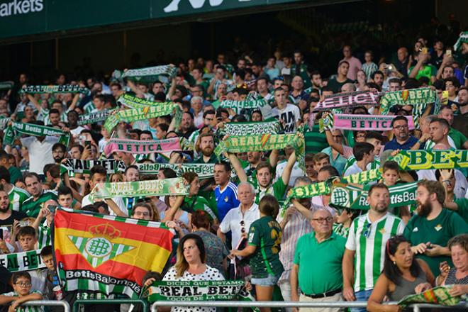 La afición del Betis, en un partido del Benito Villamarín (Foto: Kiko Hurtado).