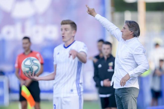 Sergio Egea da instrucciones desde la banda durante el partido ante el Fuenlabrada (Foto: ROV).