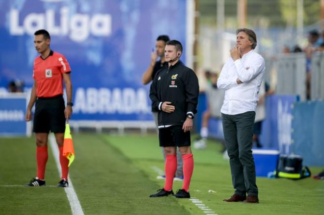 Sergio Egea da instrucciones desde la banda durante el partido ante el Fuenlabrada (Foto: ROV).