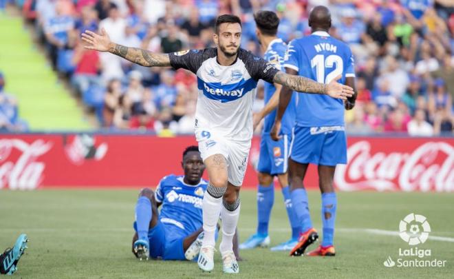 Joselu, delantero del Alavés, celebra su gol al Getafe (Foto: LaLiga Santander).