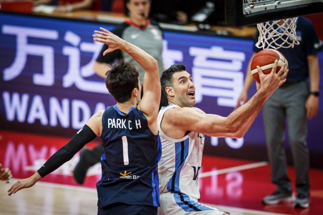 Luis Scola lleva el balón ante un jugador de Corea del Sur.