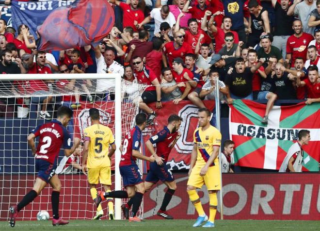 Los jugadores del Barça cabizbajos con el gol de Roberto Torres.